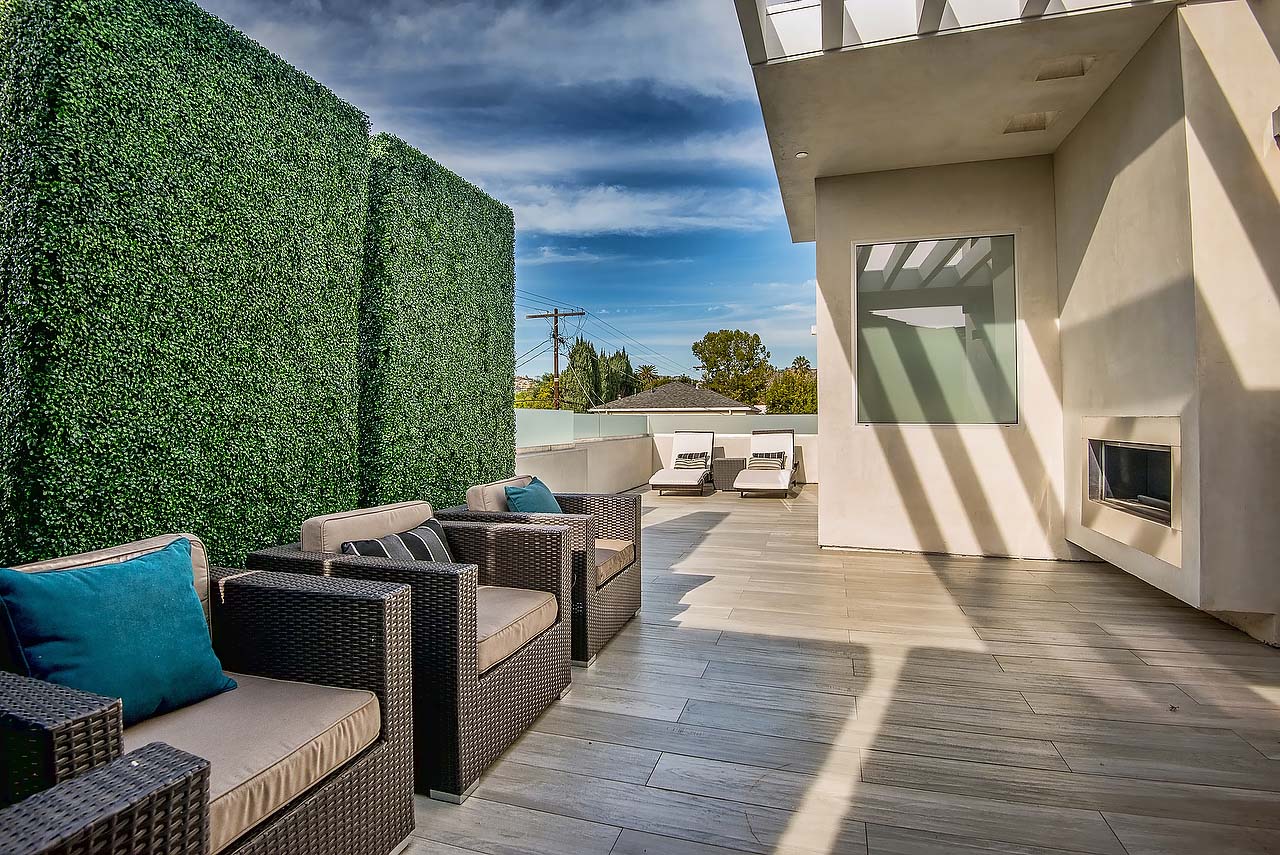 Spacious modern style balcony in California house