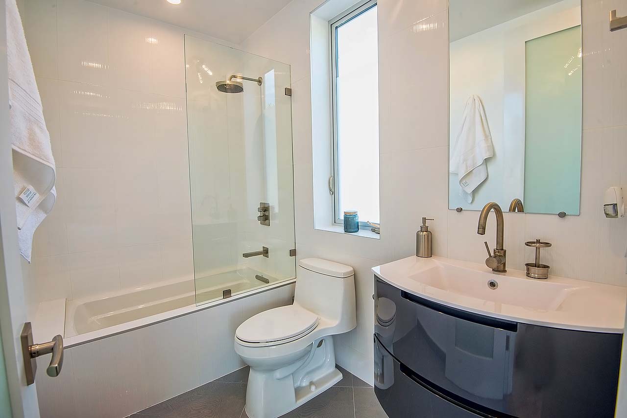 Minimalist style guest bathroom in Modern California home