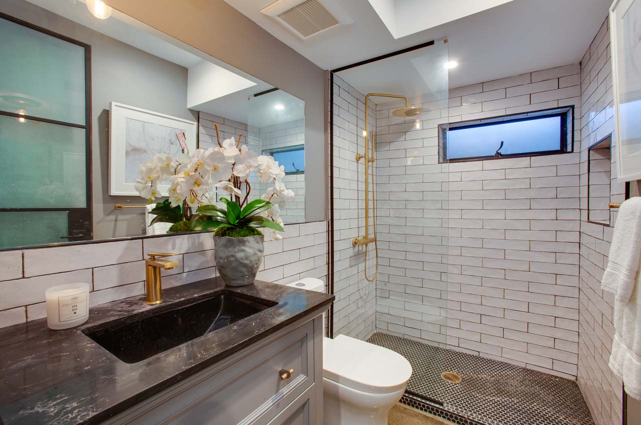 Elegant modern bathroom in California home